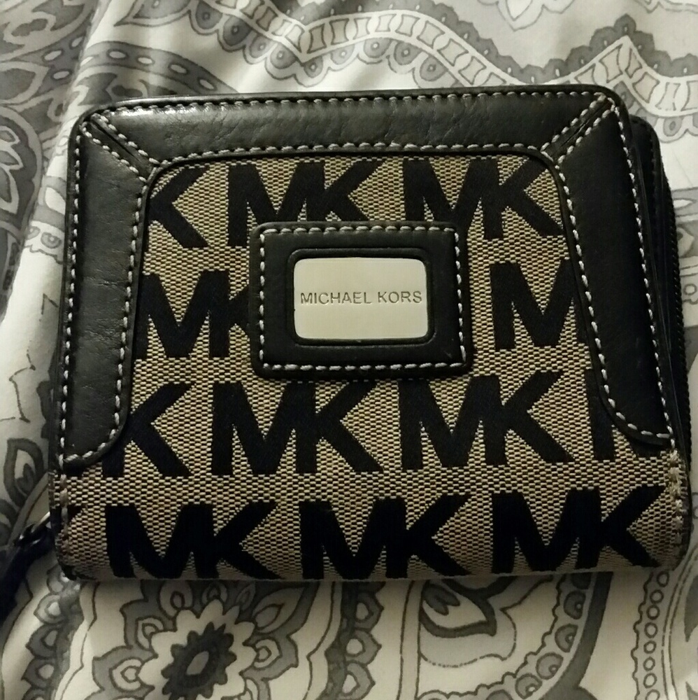 *SOLD* Michael Kors bifold wallet EUC